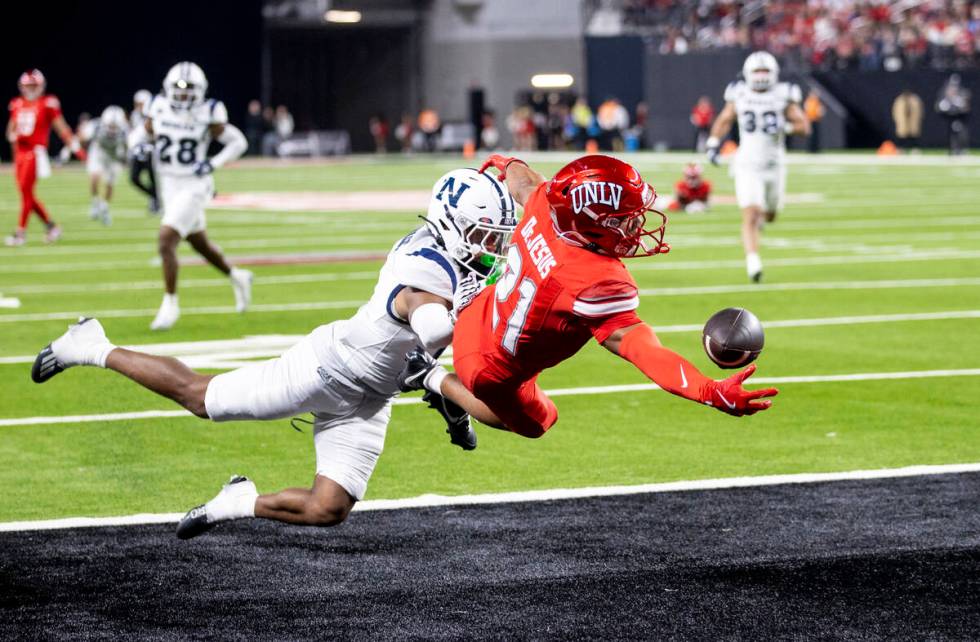 UNLV wide receiver Jacob De Jesus (21) dives and barely misses a pass during the NCAA college f ...