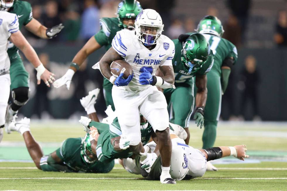 Memphis running back Mario Anderson Jr. (2) breaks a tackle en route to a 29-yard touchdown run ...