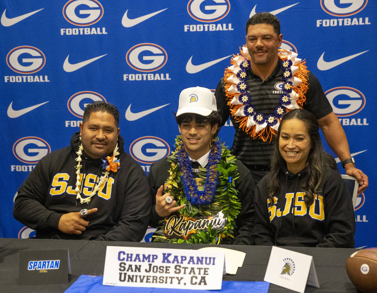 Bishop Gorman linebacker Champ Kapanui, center, signs a financial aid agreement with San Jose S ...