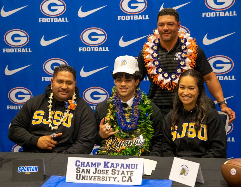 Bishop Gorman linebacker Champ Kapanui, center, signs a financial aid agreement with San Jose S ...