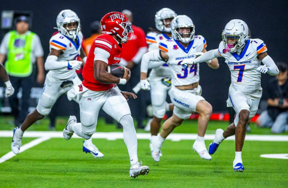 UNLV quarterback Hajj-Malik Williams (6) breaks free for a long run as Boise State Broncos corn ...