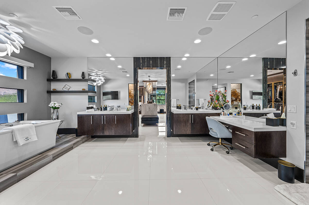 Master bath. (Real Broker LLC)