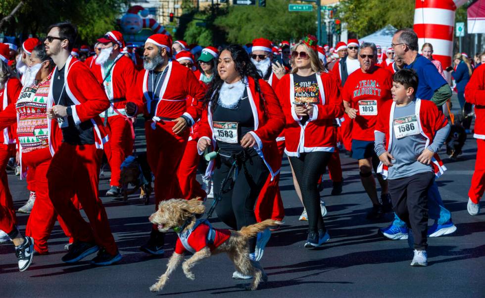 Entrants make their way along E. Bridger Avenue from the starting line for the Las Vegas Great ...