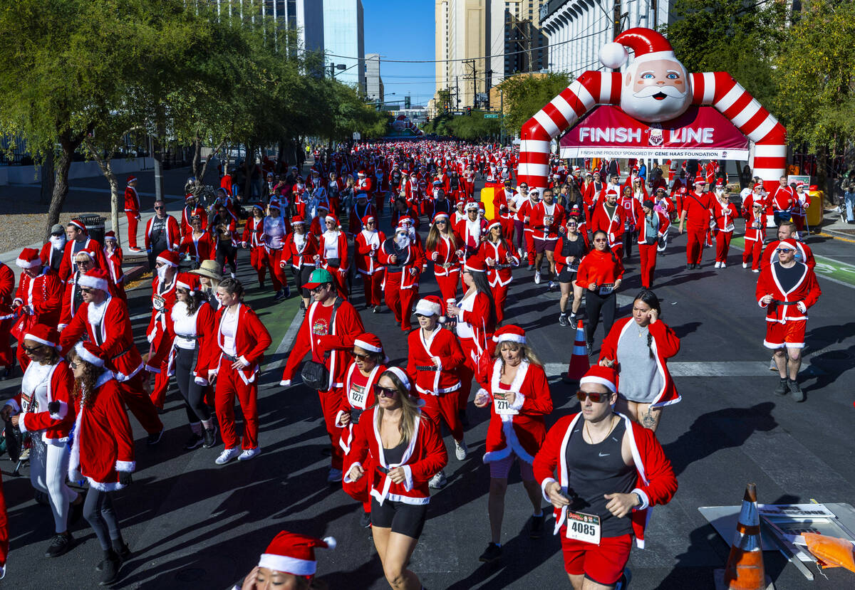 Entrants make their way along E. Bridger Avenue from the starting line for the Las Vegas Great ...