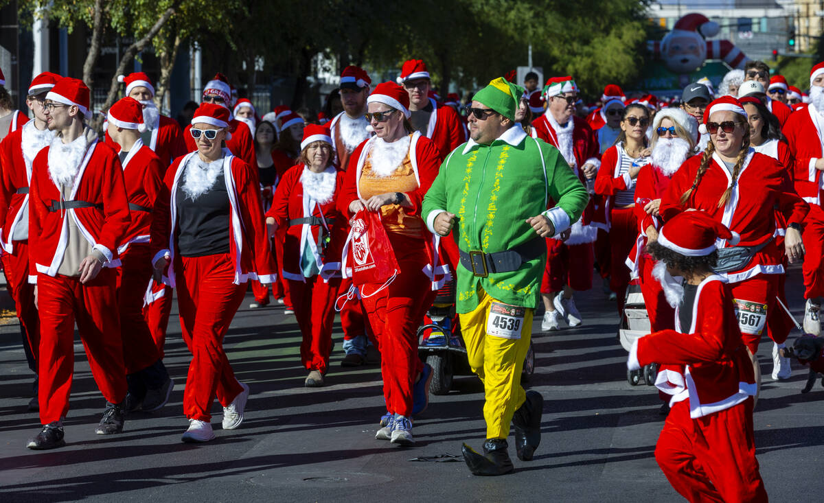 Entrants make their way along E. Bridger Avenue from the starting line for the Las Vegas Great ...