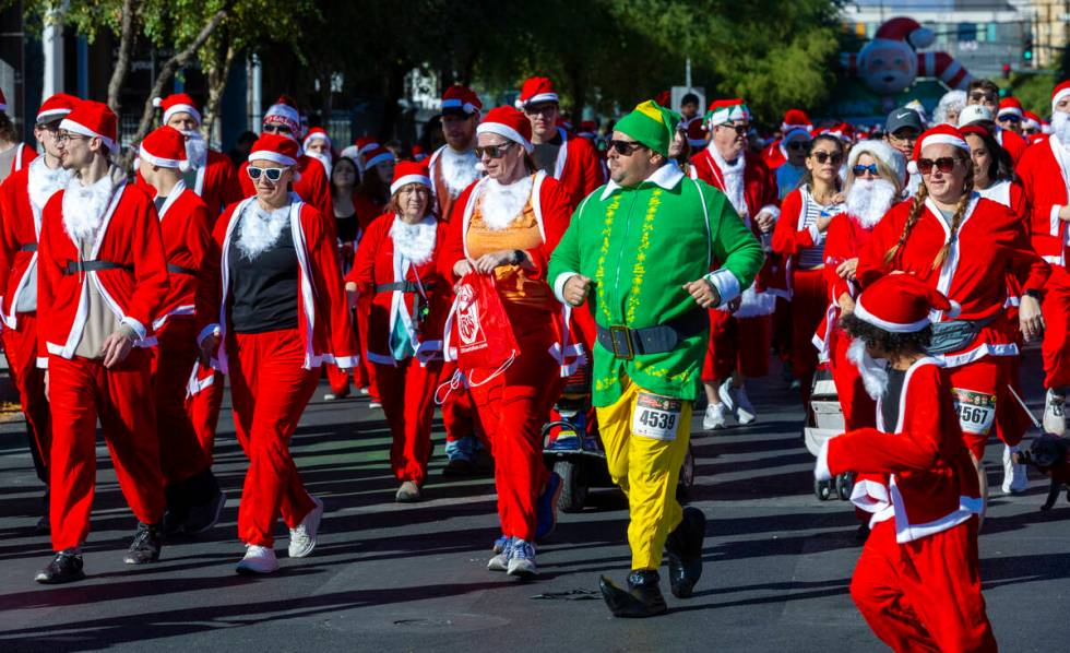 Entrants make their way along E. Bridger Avenue from the starting line for the Las Vegas Great ...