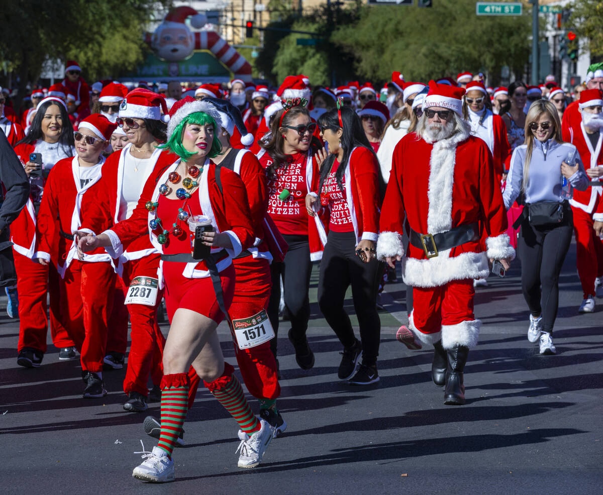 Entrants make their way along E. Bridger Avenue from the starting line for the Las Vegas Great ...