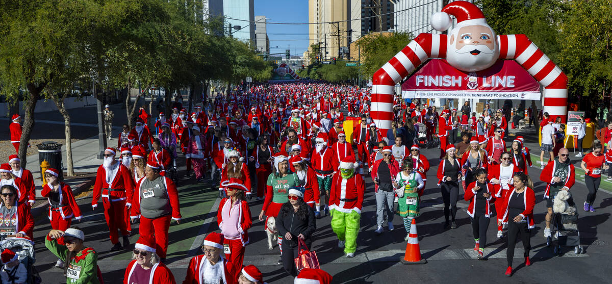 Entrants make their way along E. Bridger Avenue from the starting line for the Las Vegas Great ...