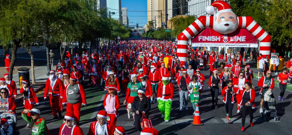 Entrants make their way along E. Bridger Avenue from the starting line for the Las Vegas Great ...