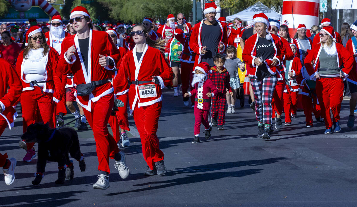 Entrants make their way along E. Bridger Avenue from the starting line for the Las Vegas Great ...