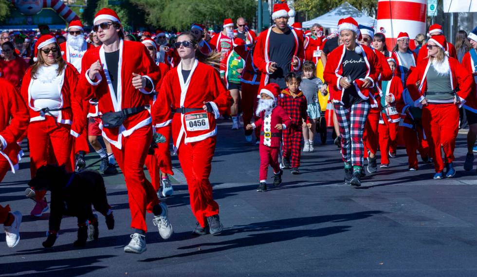 Entrants make their way along E. Bridger Avenue from the starting line for the Las Vegas Great ...