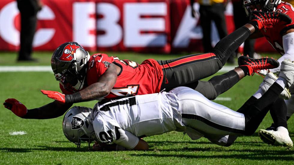 Tampa Bay Buccaneers linebacker Lavonte David (54) avoids Las Vegas Raiders quarterback Aidan O ...