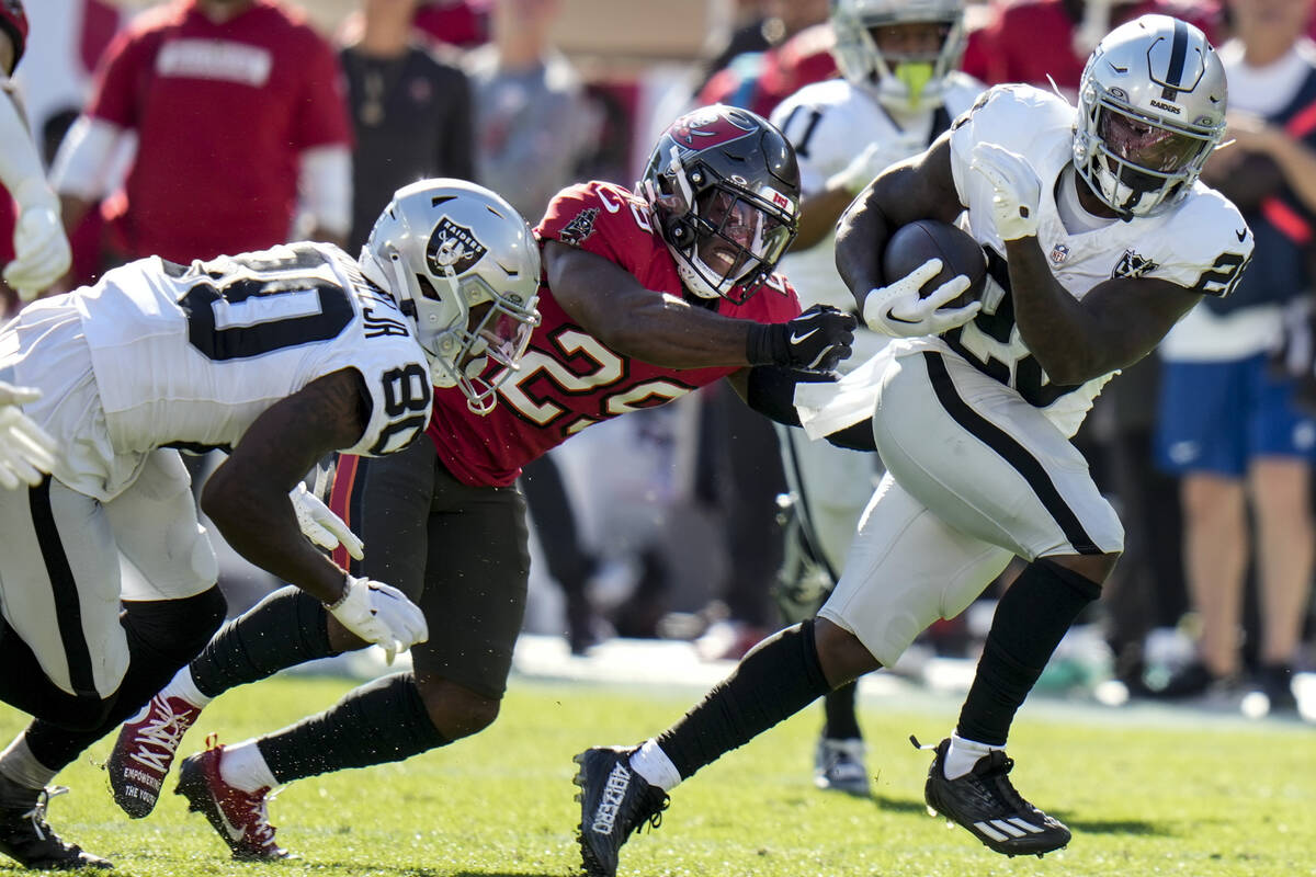 Las Vegas Raiders running back Sincere McCormick (28) runs against Tampa Bay Buccaneers safety ...