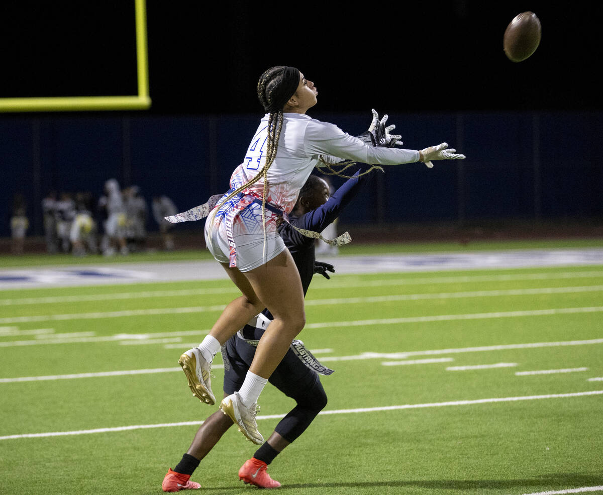 Liberty senior Kilolo Westerlund (4) attempts to catch the ball over Shadow Ridge senior Tyriel ...