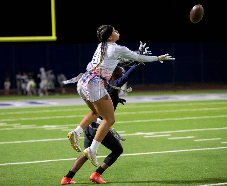 Liberty senior Kilolo Westerlund (4) attempts to catch the ball over Shadow Ridge senior Tyriel ...