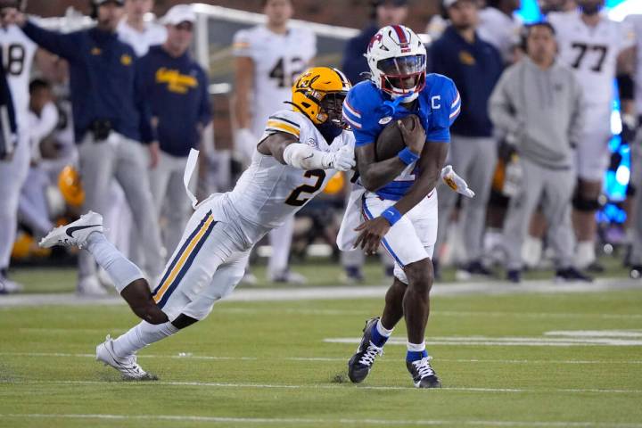 SMU quarterback Kevin Jennings (7) evades California defensive back Craig Woodson (2) during th ...