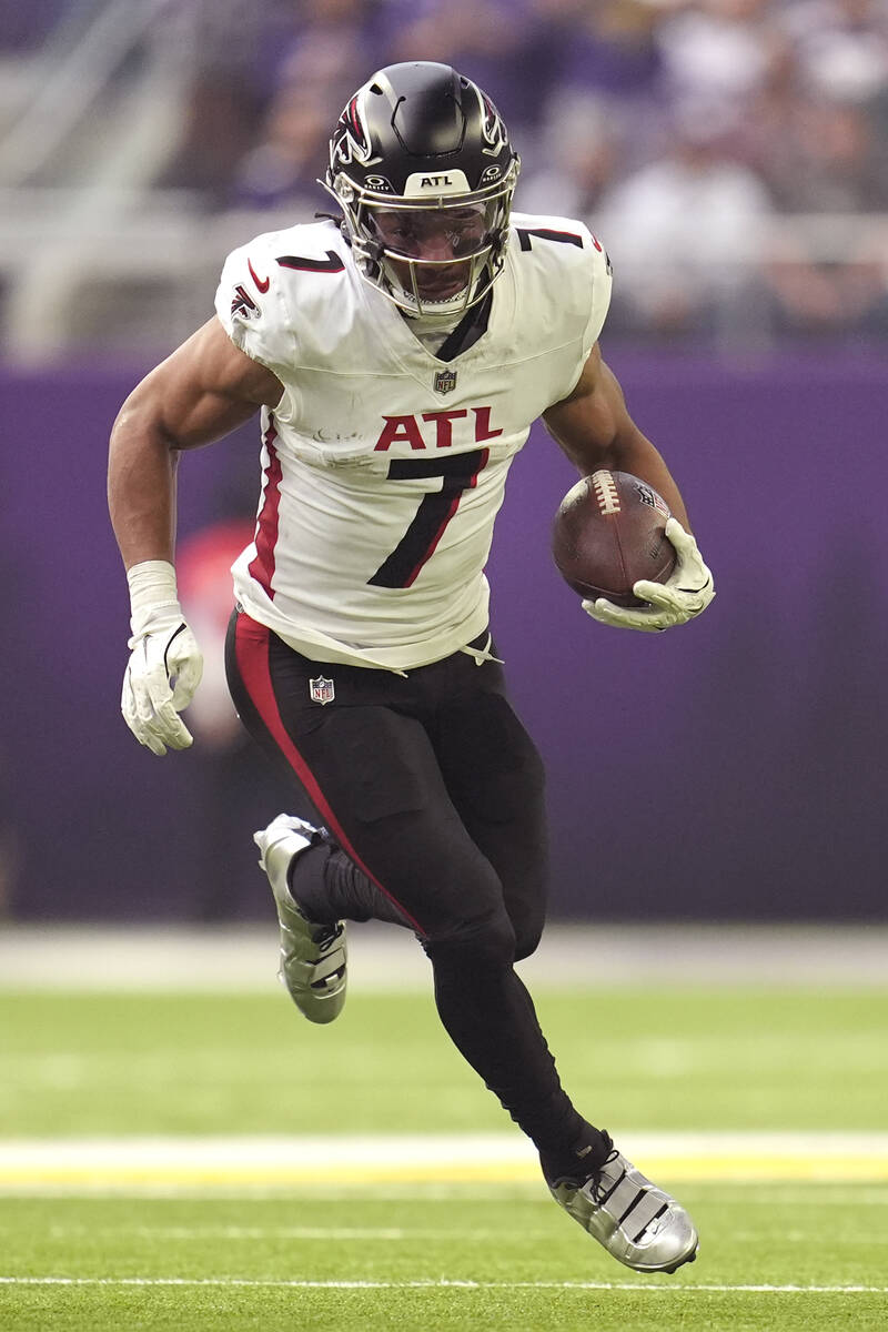 Atlanta Falcons running back Bijan Robinson (7) runs with the football during the first half of ...