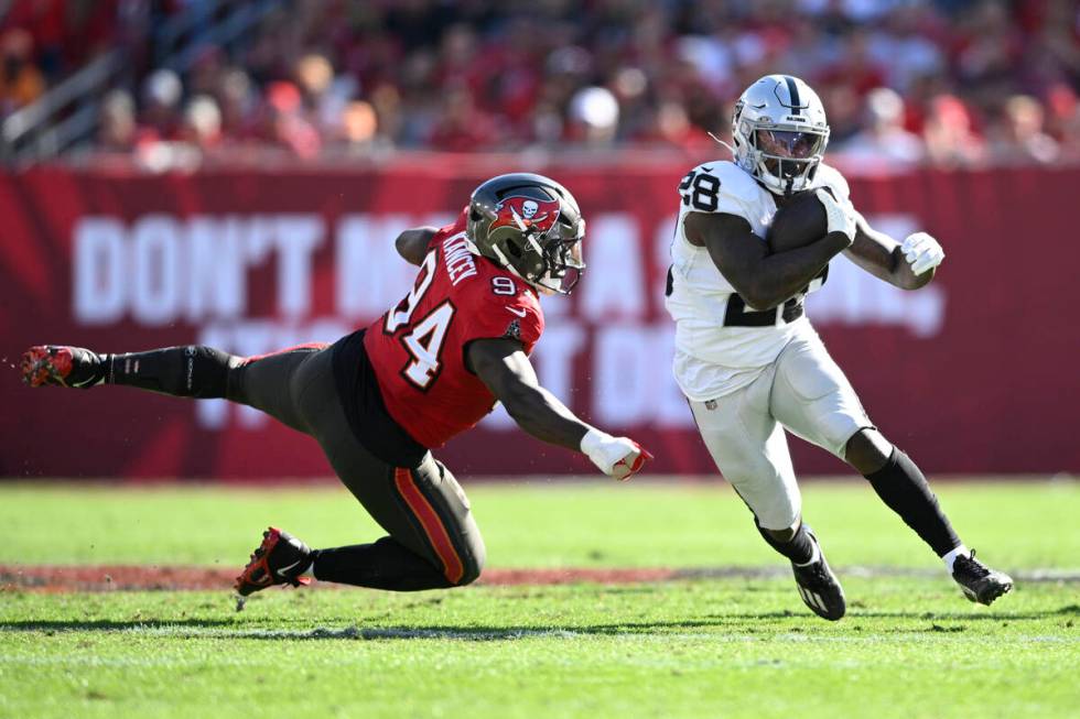 Las Vegas Raiders running back Sincere McCormick (28) runs past Tampa Bay Buccaneers defensive ...