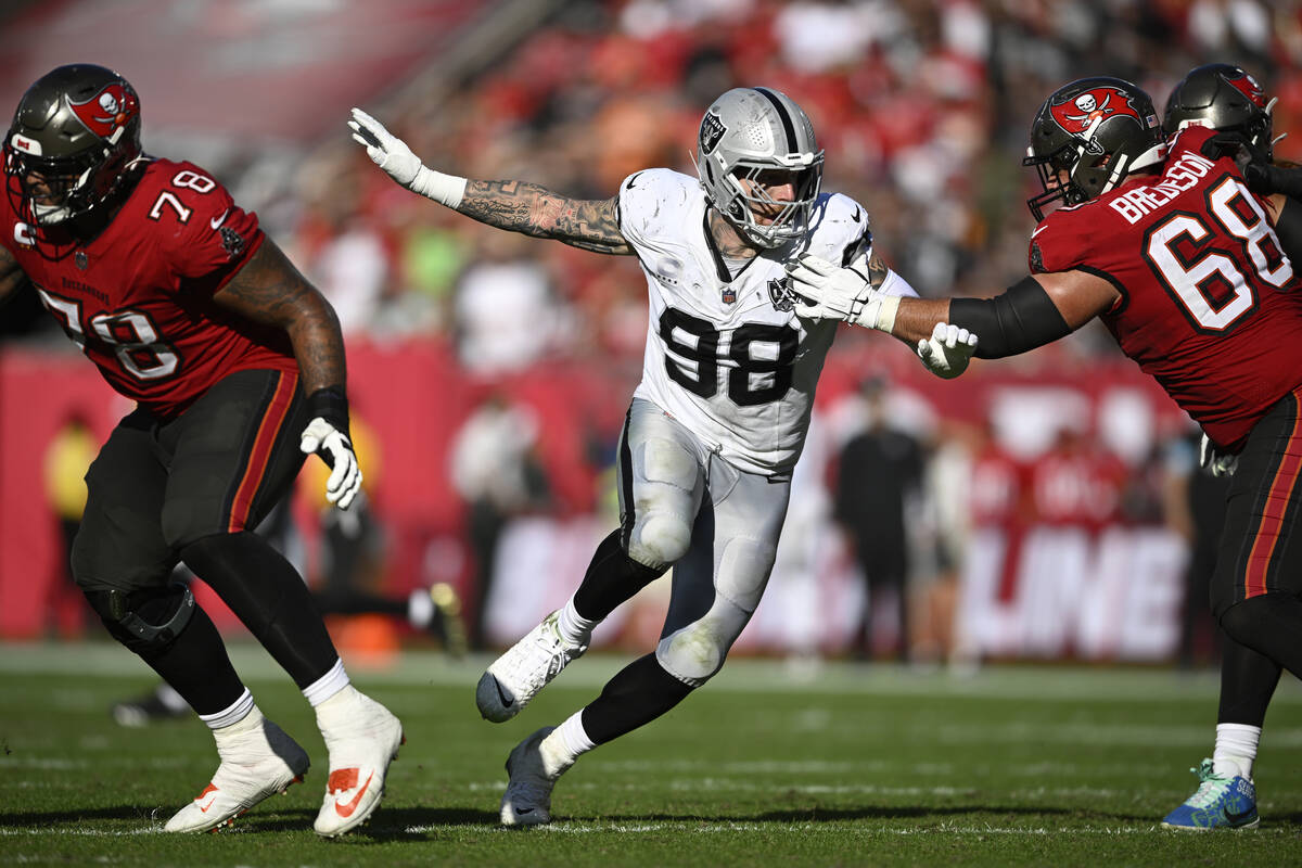 Las Vegas Raiders defensive end Maxx Crosby (98) works against Tampa Bay Buccaneers guard Ben B ...