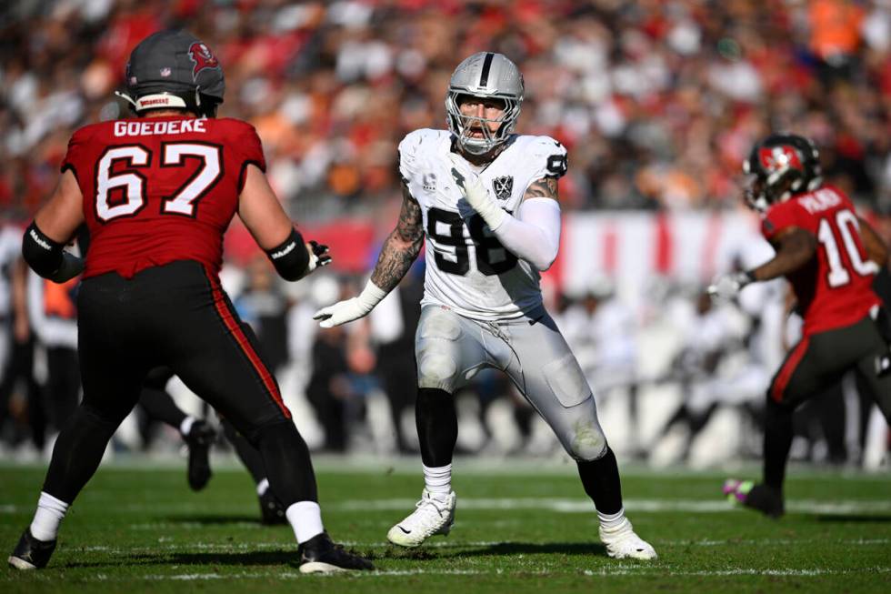 Las Vegas Raiders defensive end Maxx Crosby (98) works against Tampa Bay Buccaneers offensive t ...