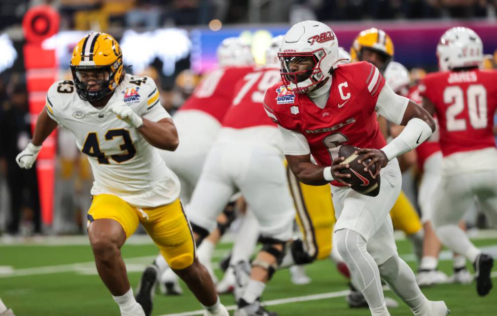 UNLV quarterback Hajj-Malik Williams (6) runs the ball against Cal linebacker Ryan McCulloch (4 ...