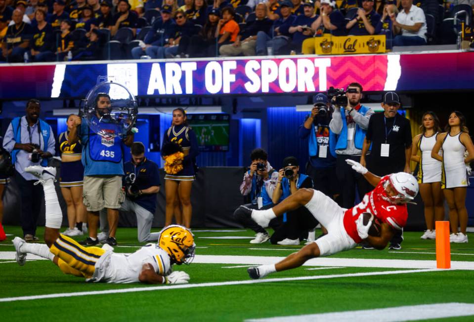 UNLV wide receiver Jacob De Jesus (21) scores a touchdown against Cal during the first half of ...