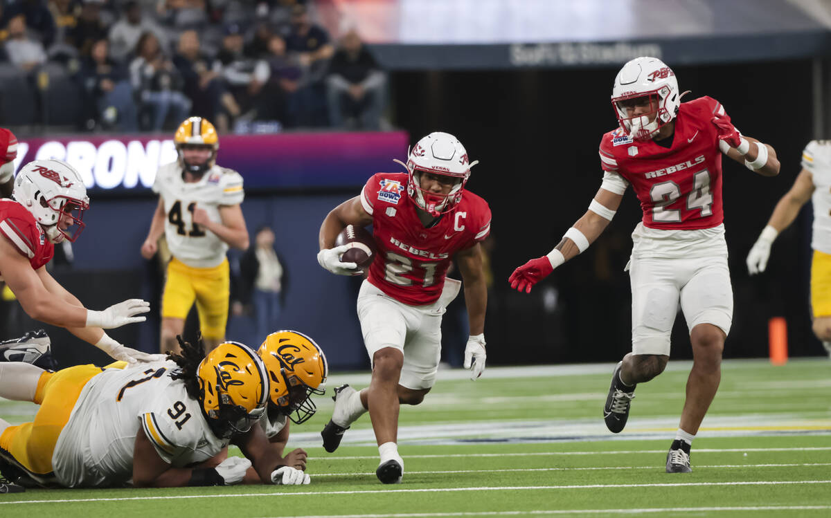 UNLV wide receiver Jacob De Jesus (21) runs the ball against Cal during the second half of the ...