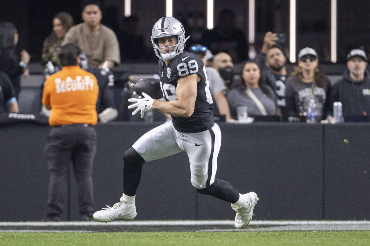 Raiders tight end Brock Bowers (89) makes a catch during the first half of an NFL game against ...