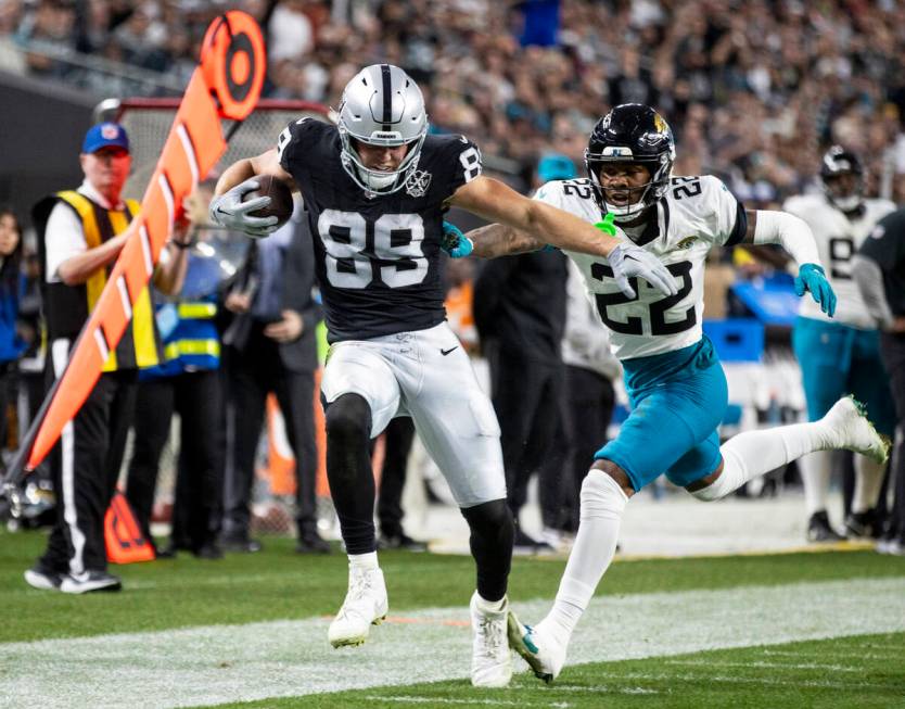 Raiders tight end Brock Bowers (89) tiptoes the sideline to stay in bounds during the second ha ...