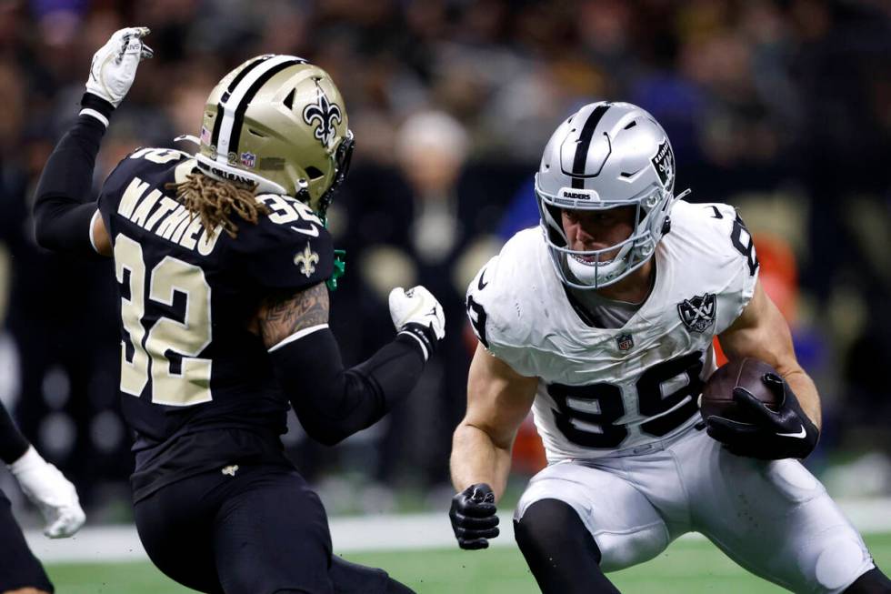 Las Vegas Raiders tight end Brock Bowers (89) runs from New Orleans Saints safety Tyrann Mathie ...