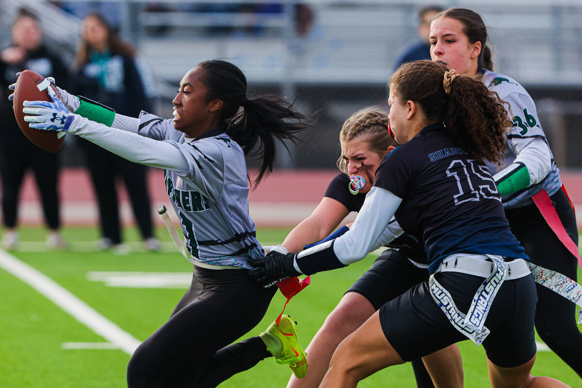 Palo Verde wide receiver Makyra Ritter (1) carries the ball as her flags are yanked during a fl ...