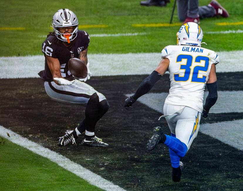 Raiders wide receiver Jakobi Meyers (16) looks in a touchdown pass as Los Angeles Chargers safe ...