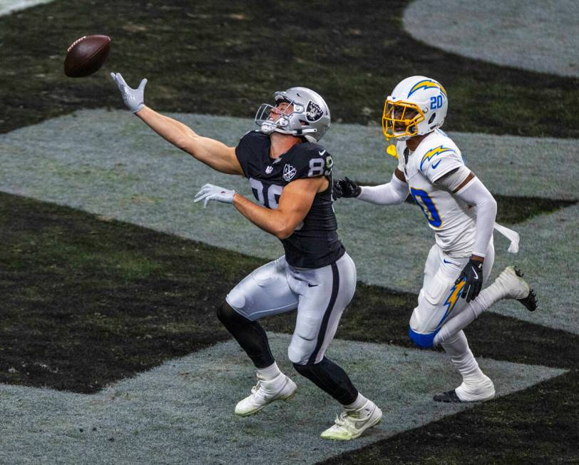 Raiders tight end Brock Bowers (89) extends but just misses a long pass in the end zone against ...