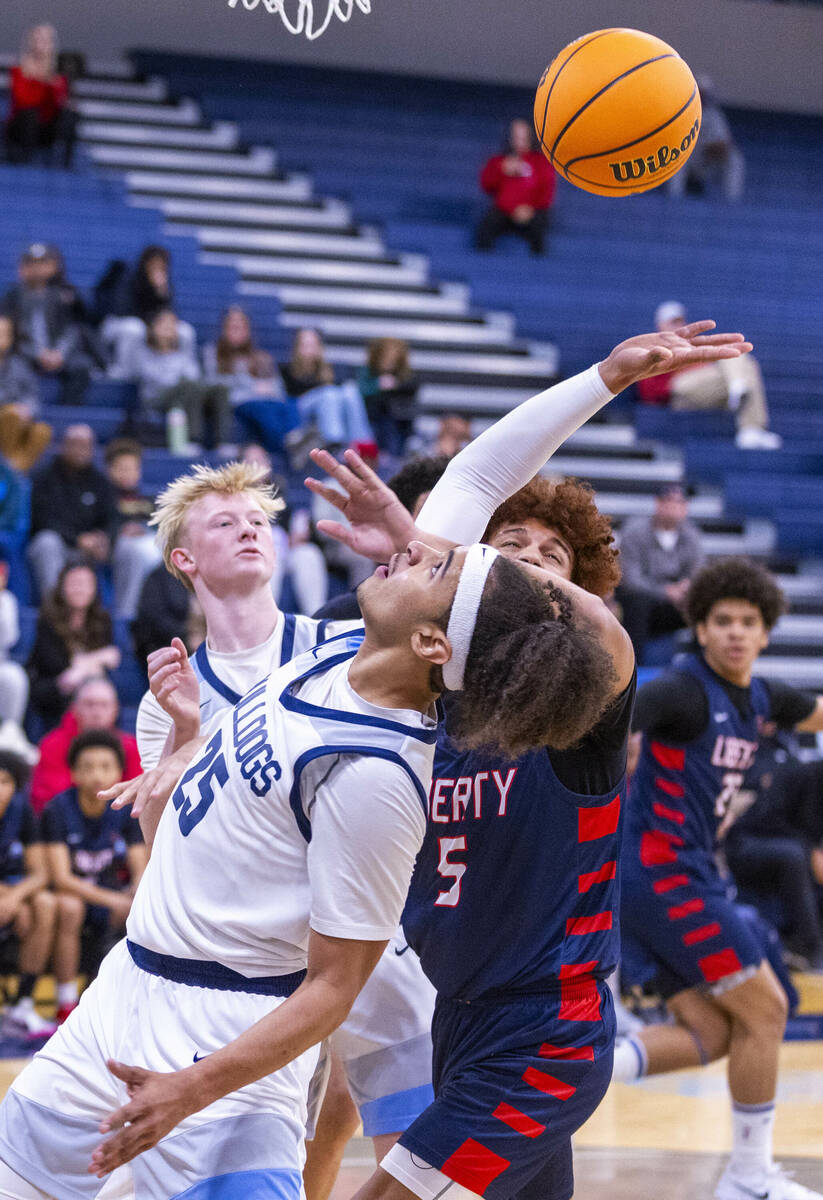 Centennial's Jayonni Durrough (25) and Liberty's Dante Steward (5) battles for a rebound during ...