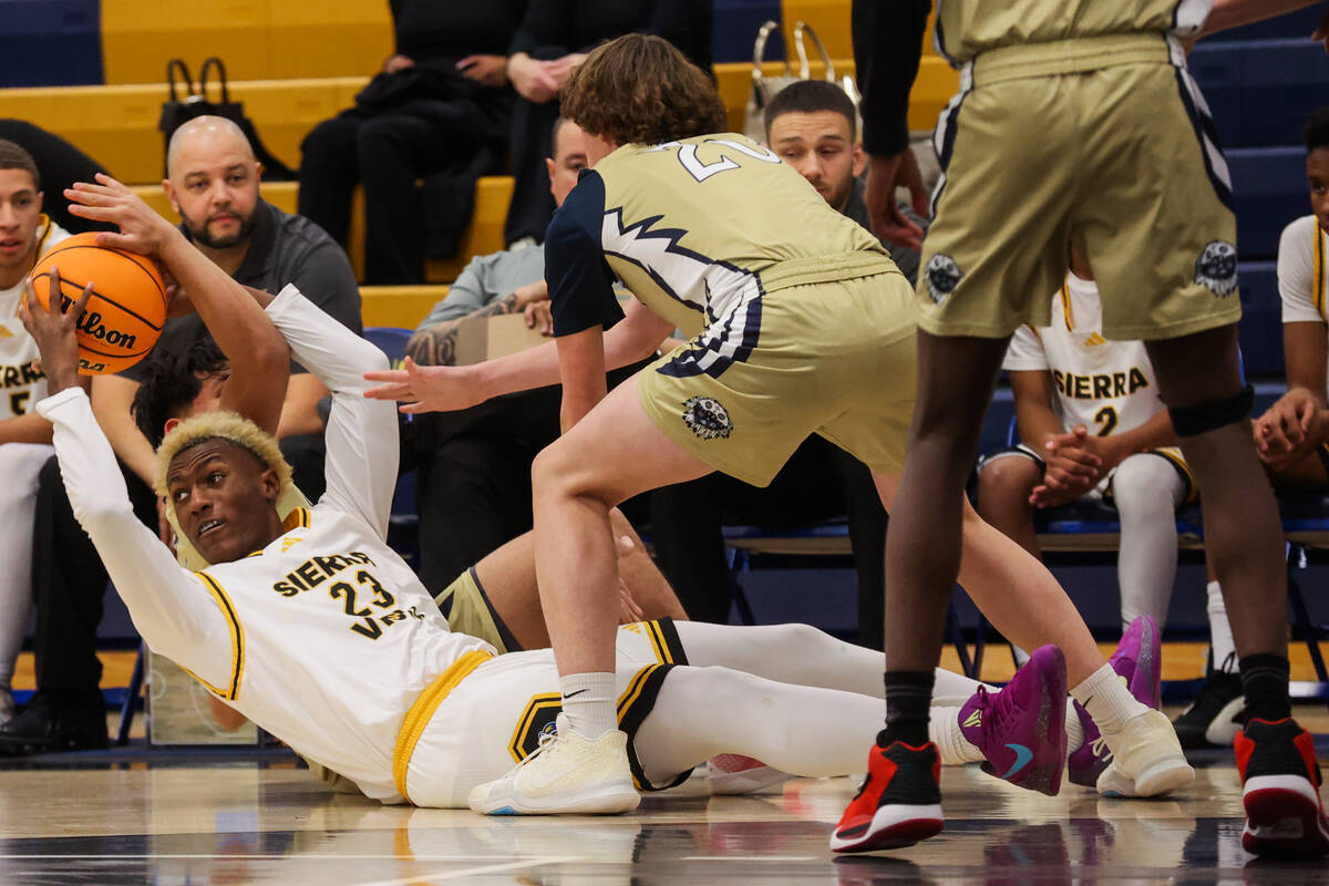 Sierra Vista power forward Anliante Smith (23) looks for an open teammate to pass the ball to d ...