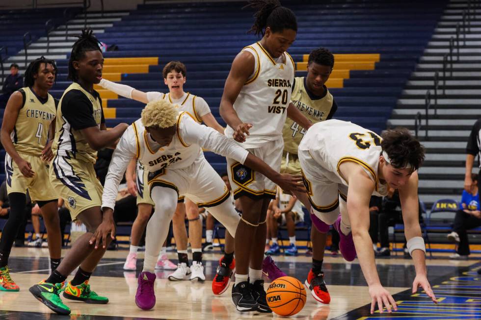 Sierra Vista shooting guard Mark Beeten (13) and teammate Anliante Smith (23) lunge for the bal ...