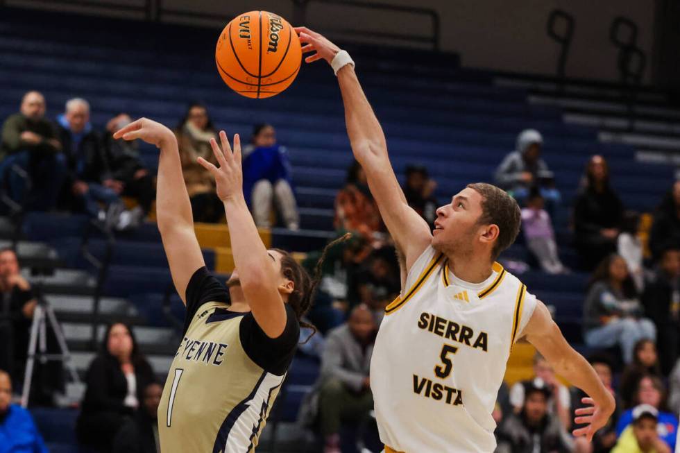 Sierra Vista guard Noah Brosier (5) reaches for the ball as it misses Cheyenne point guard Phoe ...