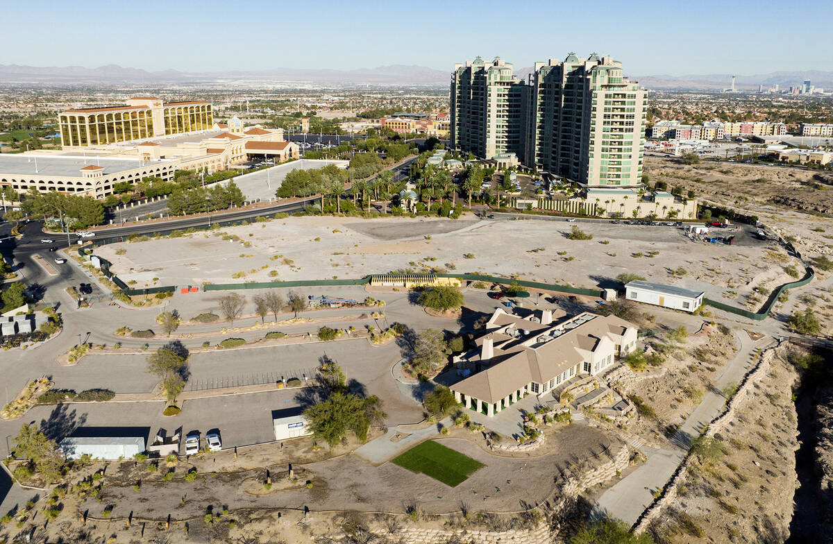 An aerial view of the shuttered Badlands Golf Course clubhouse, front, the Queensridge towers, ...