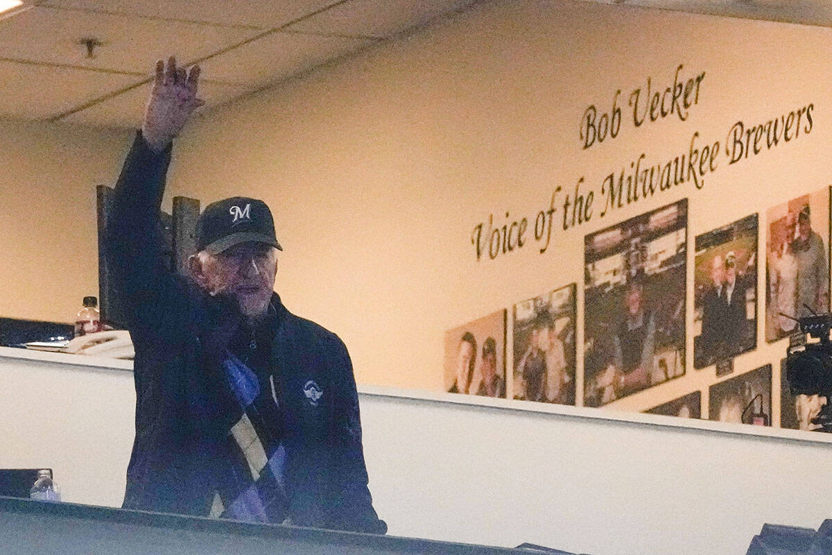 Milwaukee Brewers radio announcer Bob Uecker acknowledges the crowd before the second inning of ...